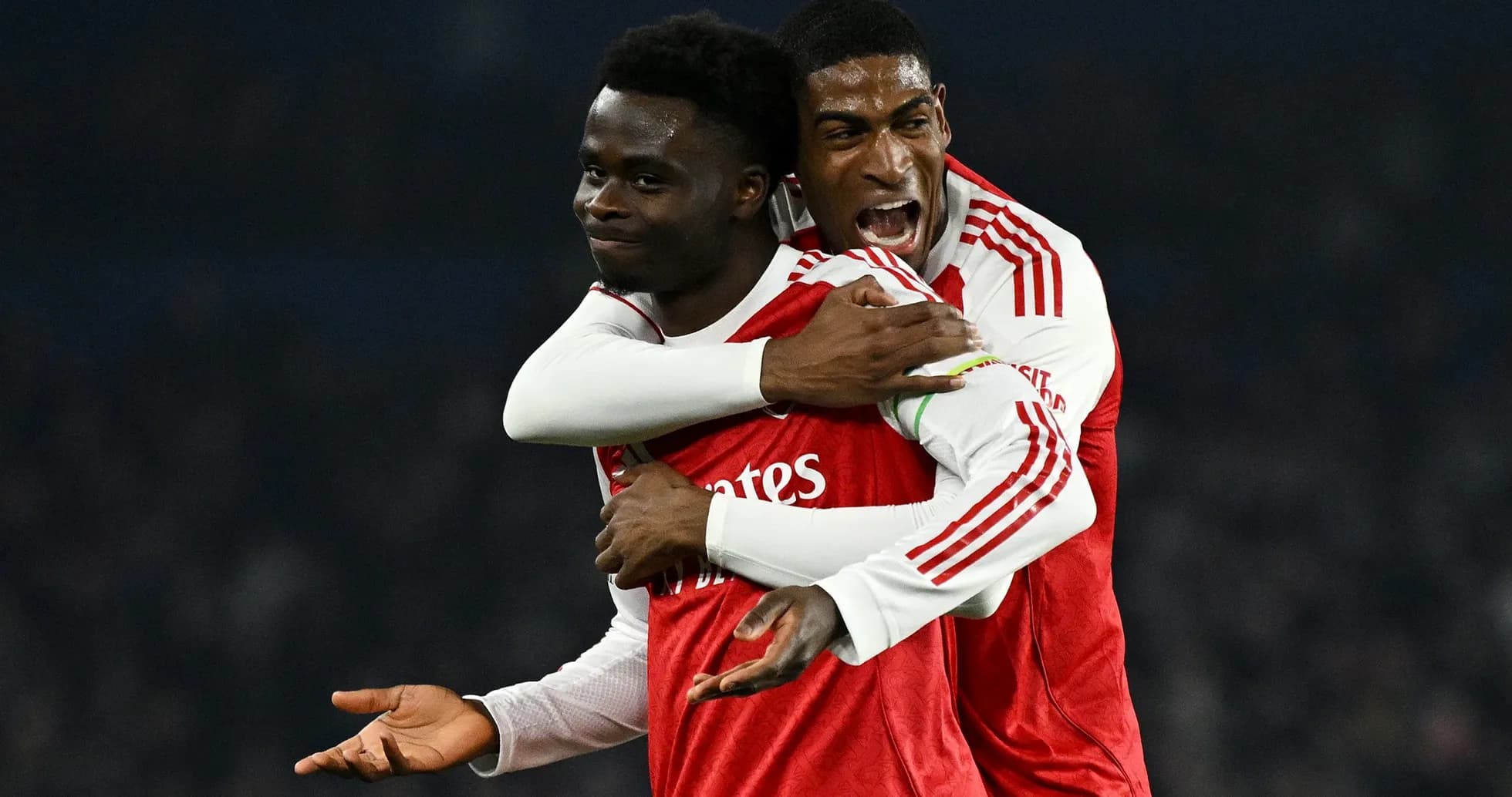 Arsenal oyunçuları sevinir