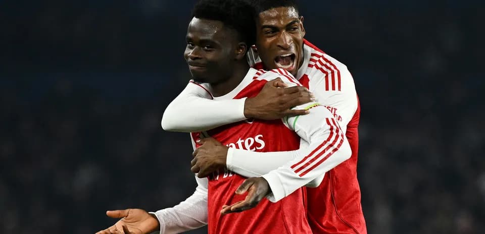 Arsenal oyunçuları sevinir