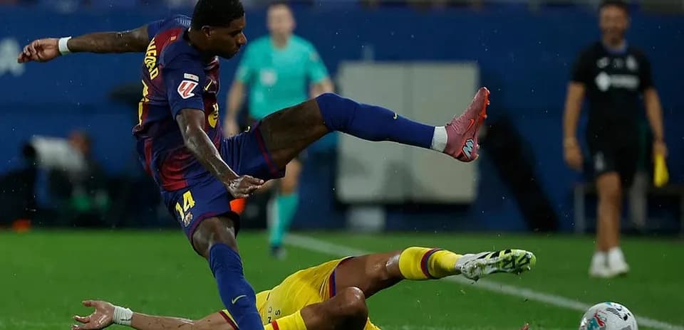 Barcelona futbolçusu topa hücum edir