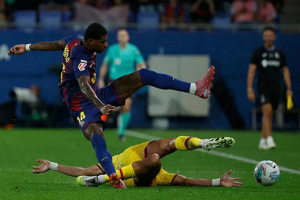 Barcelona futbolçusu topa hücum edir