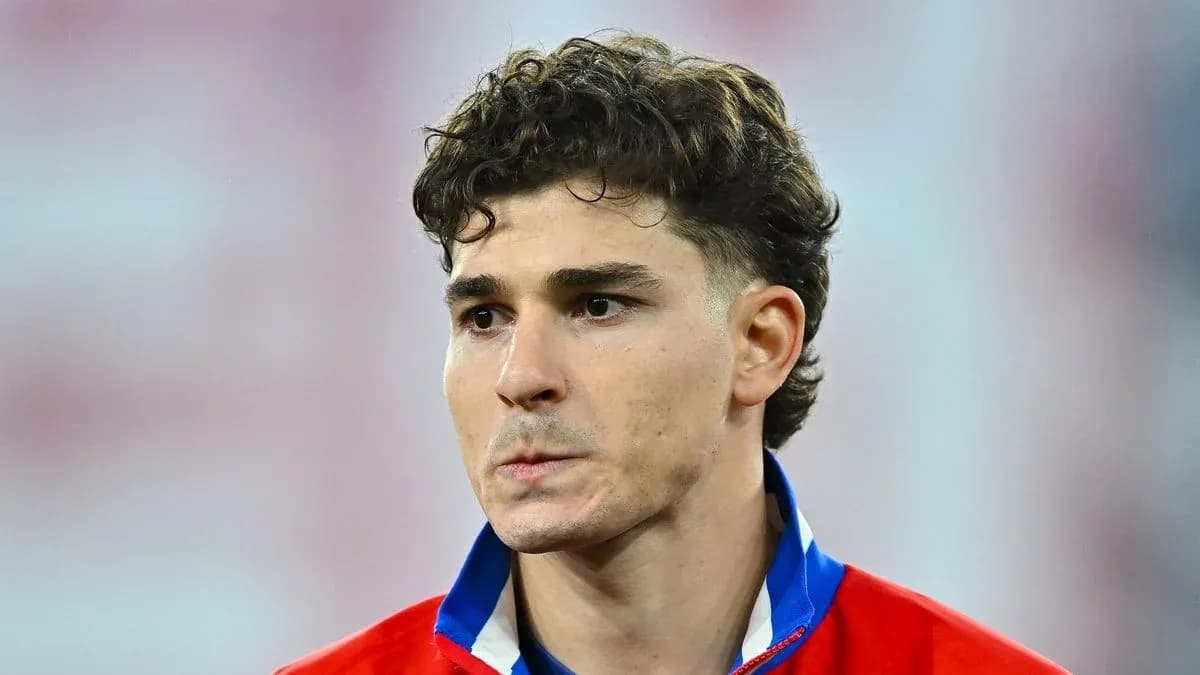 Futbolçu millət vəkili formanı geyinib