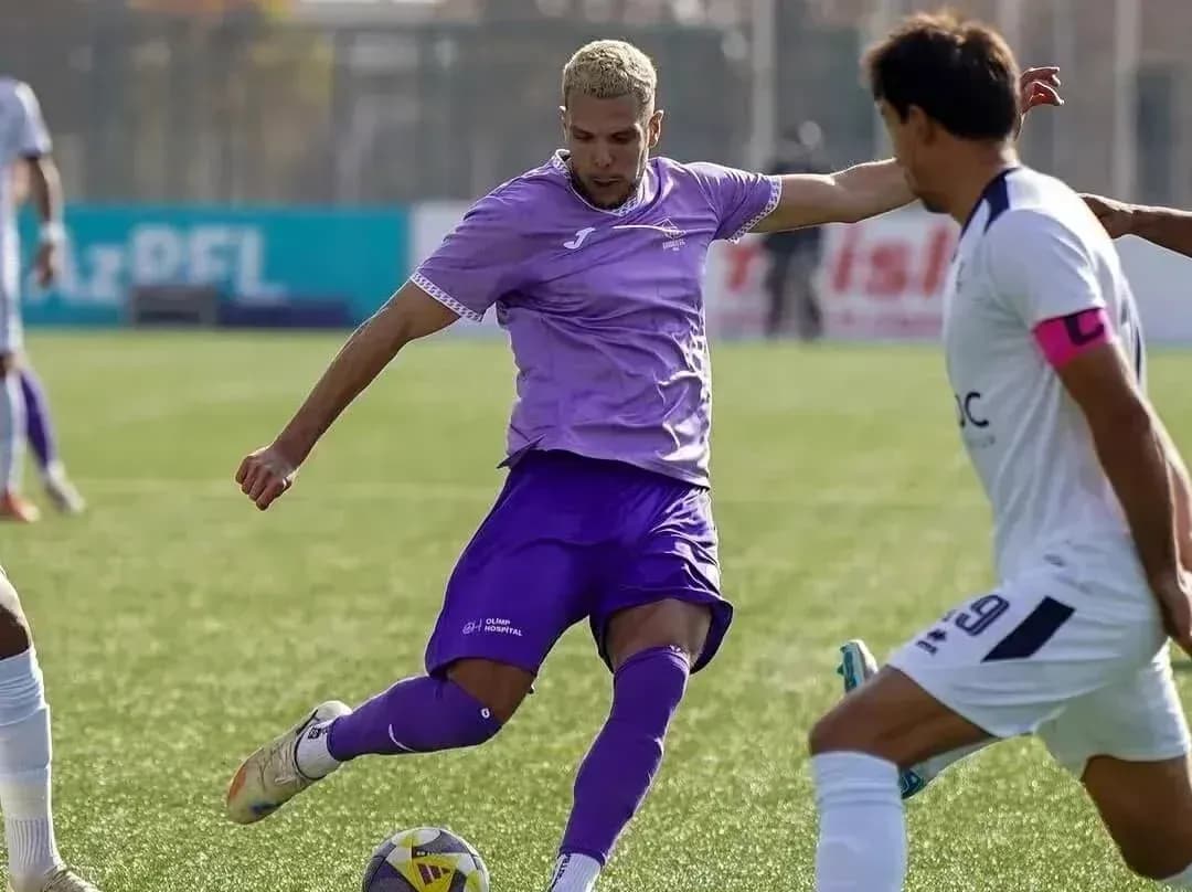 Neftçi Baku futbolçusu topa zərbə vurur