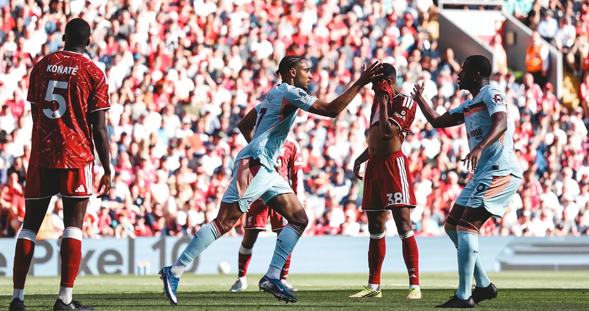 Liverpool və Brentford matçı zamanı oyunçular