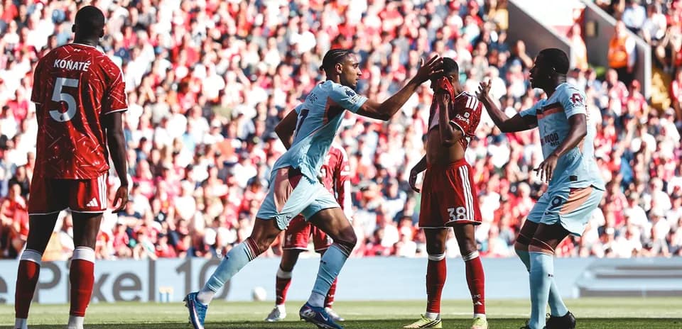 Liverpool və Brentford matçı zamanı oyunçular