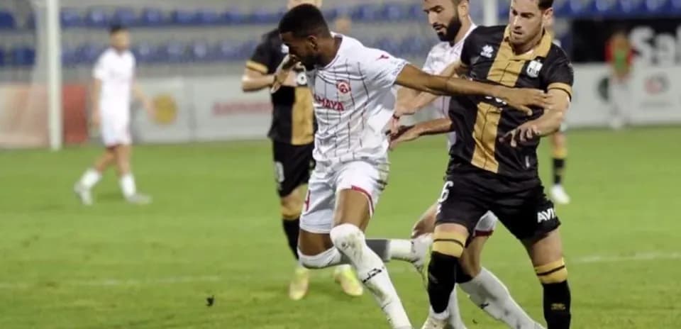 Neftçi Baku və Araz oyunçuları top üçün mübarizə aparır