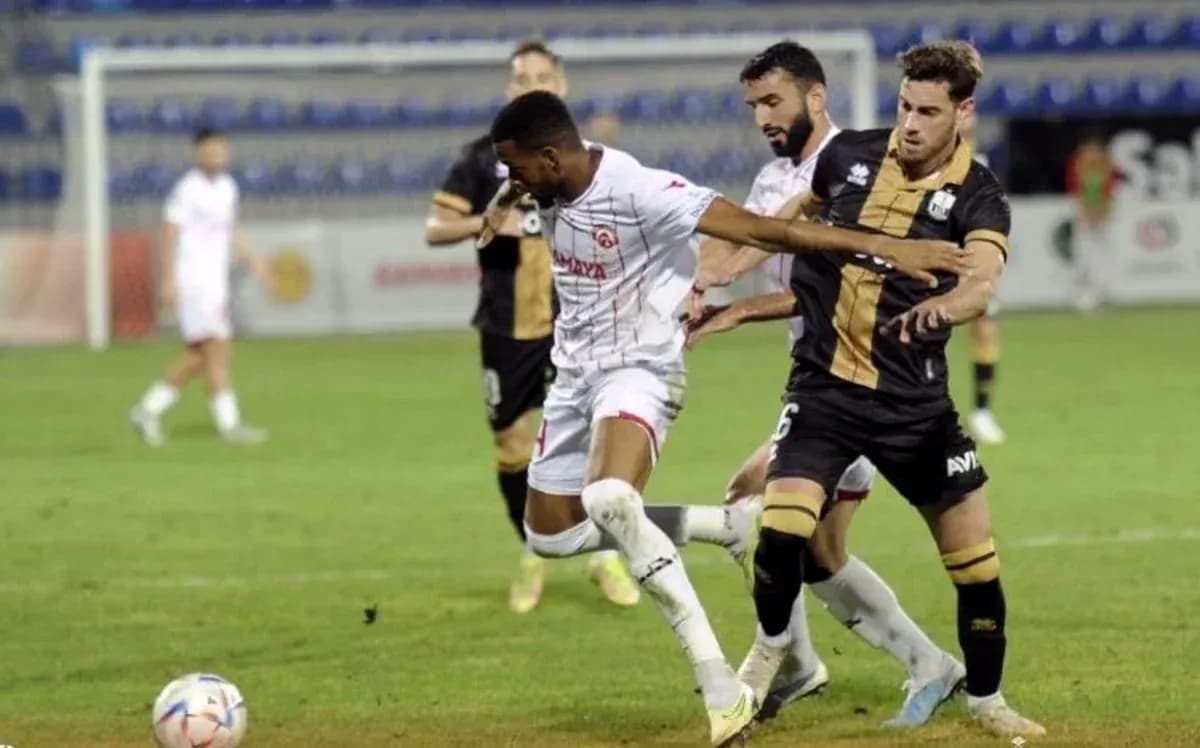 Neftçi Baku və Araz oyunçuları top üçün mübarizə aparır