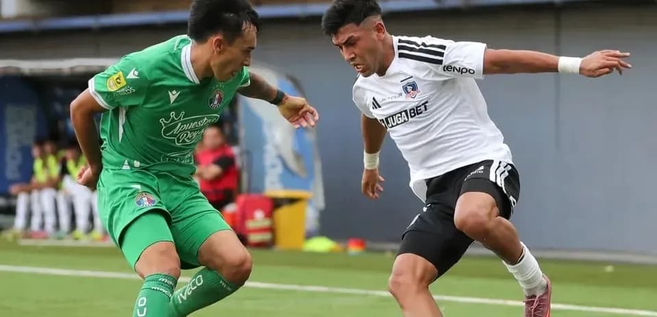 Colo Colo və A. Italiano oyunçuları mübarizə aparır