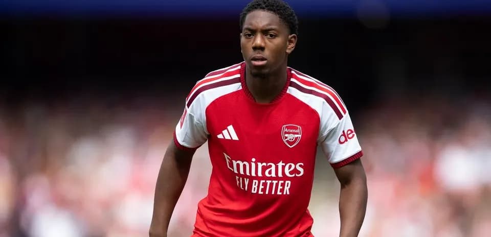 Futbolçu Arsenal formasında oyun sahasında