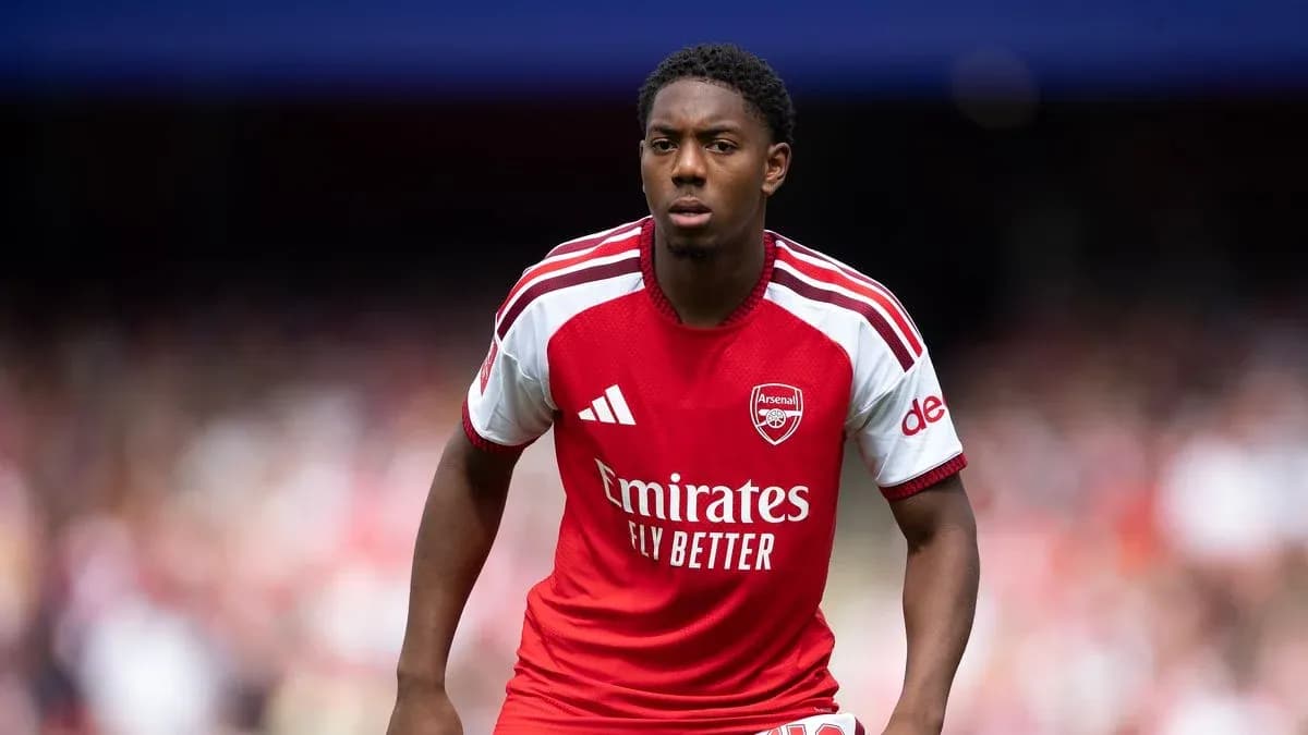 Futbolçu Arsenal formasında oyun sahasında