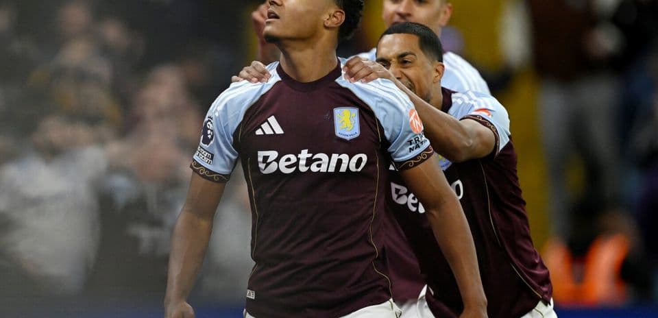 Aston Villa oyunçusu qol vurur