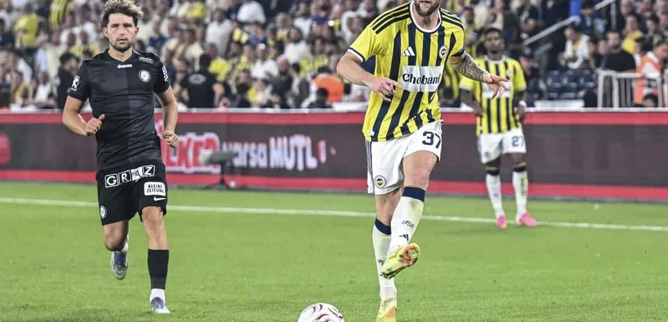 Fenerbahçe futbolçusu topu daşıyır
