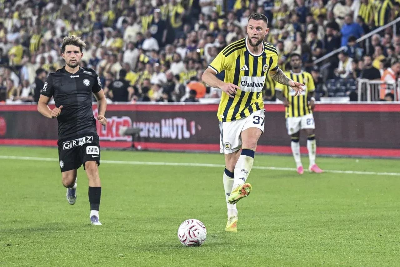 Fenerbahçe futbolçusu topu daşıyır