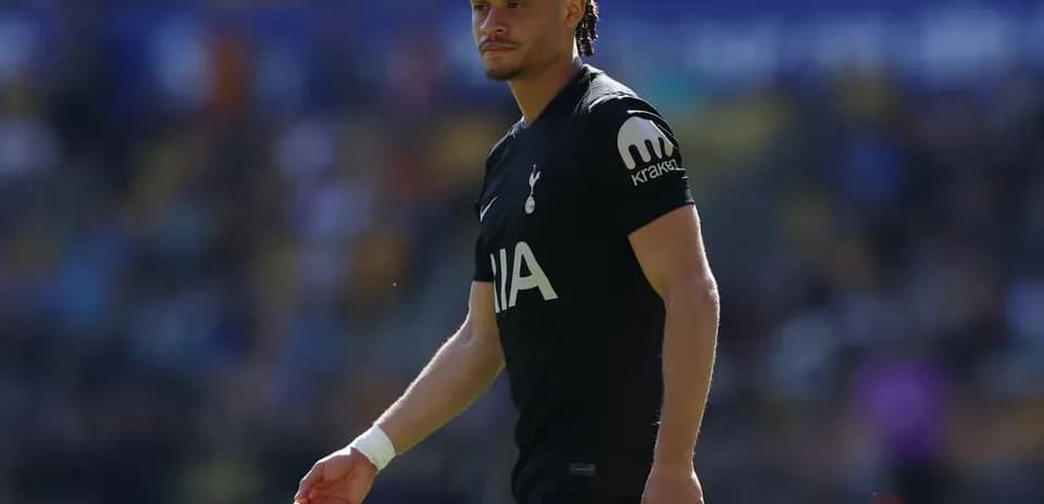 Futbolçu Tottenham formasında meydanda yürüyür