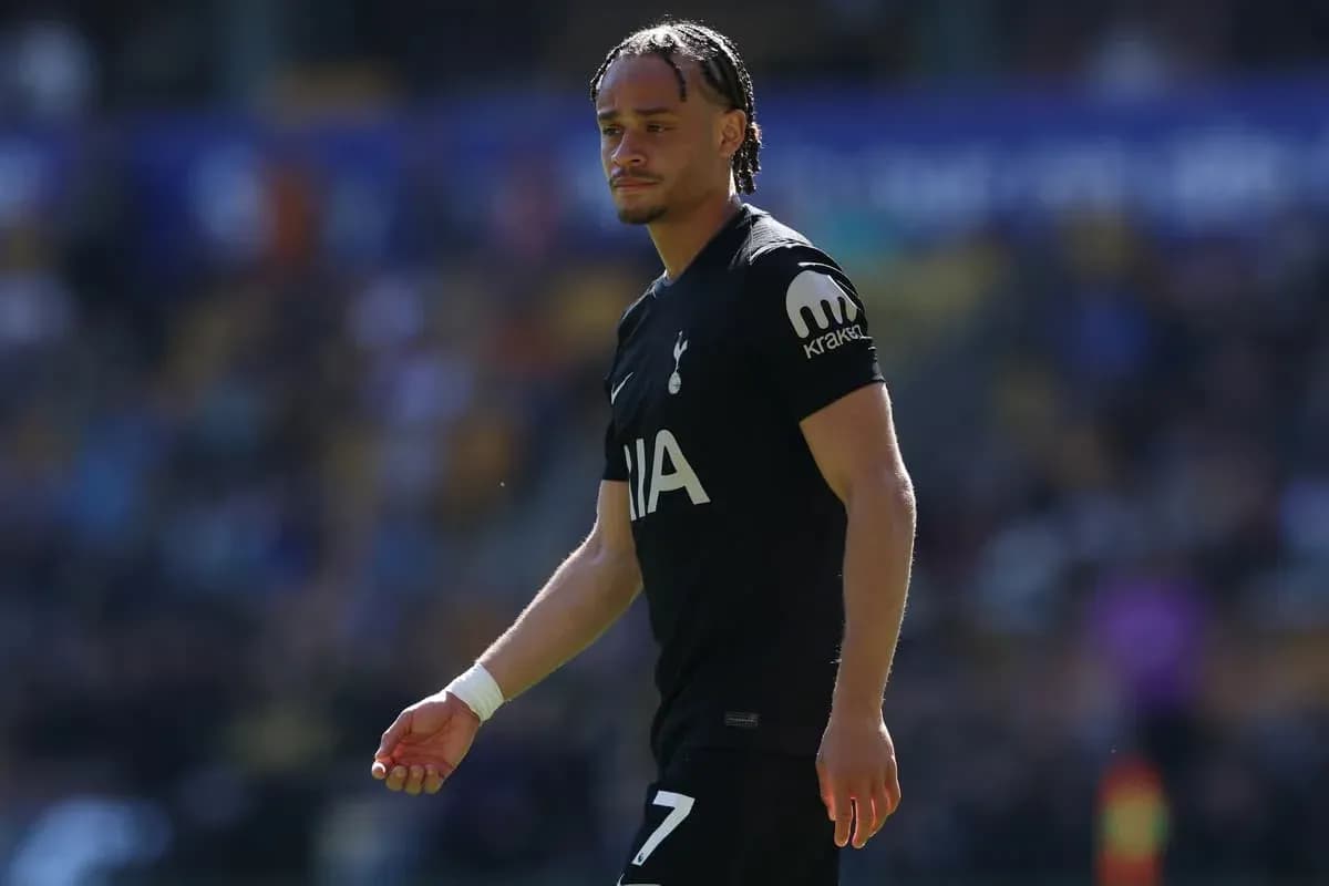 Futbolçu Tottenham formasında meydanda yürüyür