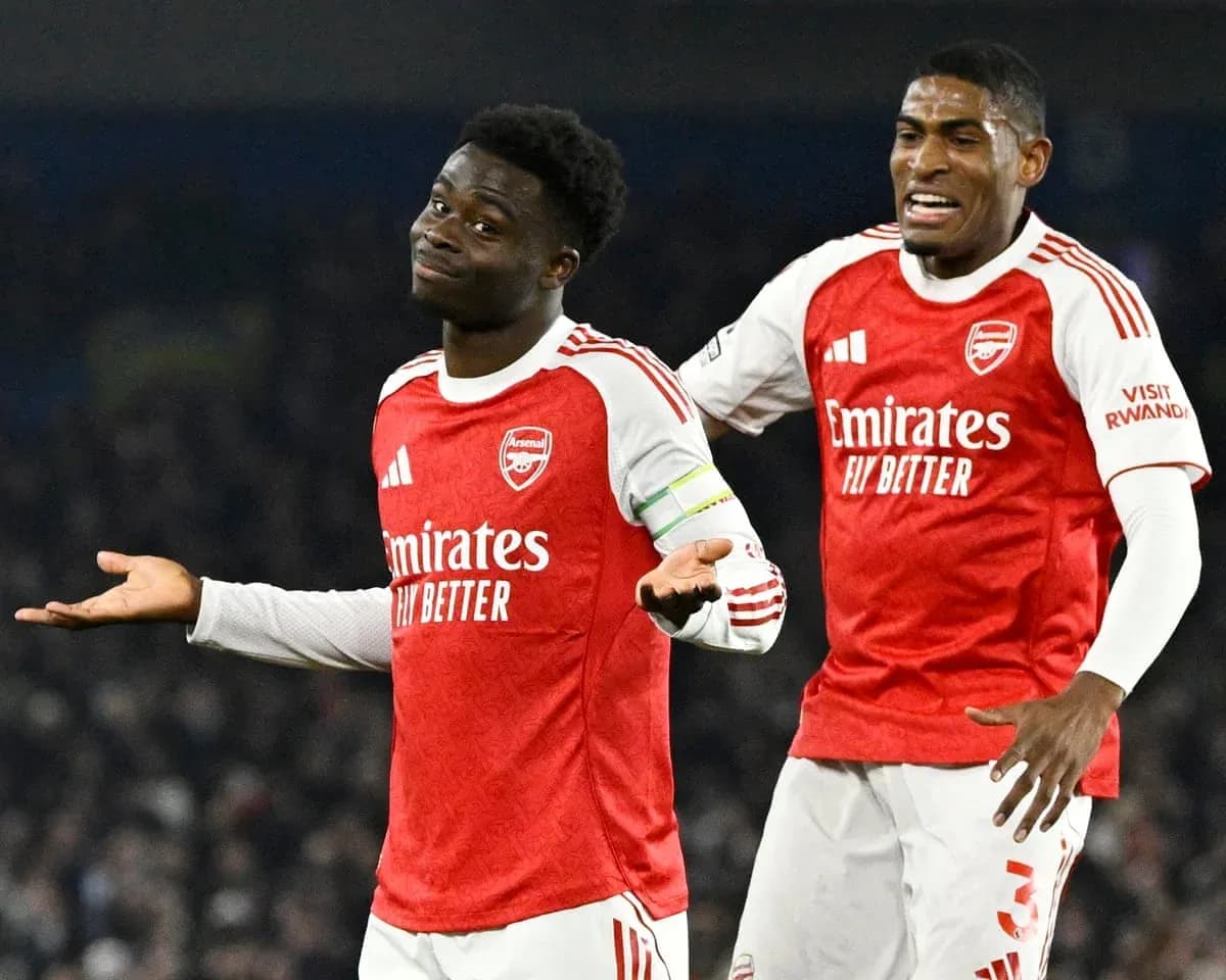 Arsenal oyunçuları sevinclə qeyd edirlər