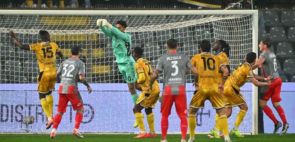 Qapıçı topu havaya qaldırır, Udinese - Cremonese