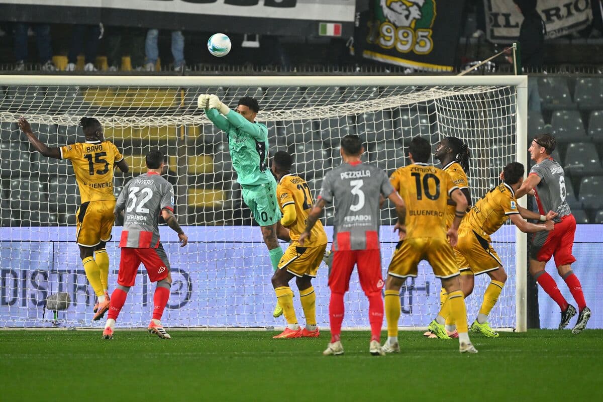 Qapıçı topu havaya qaldırır, Udinese - Cremonese