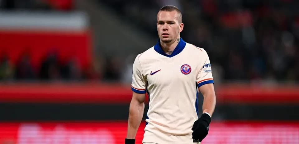 Futbolçu oyun zamanı meydanda yürüyür