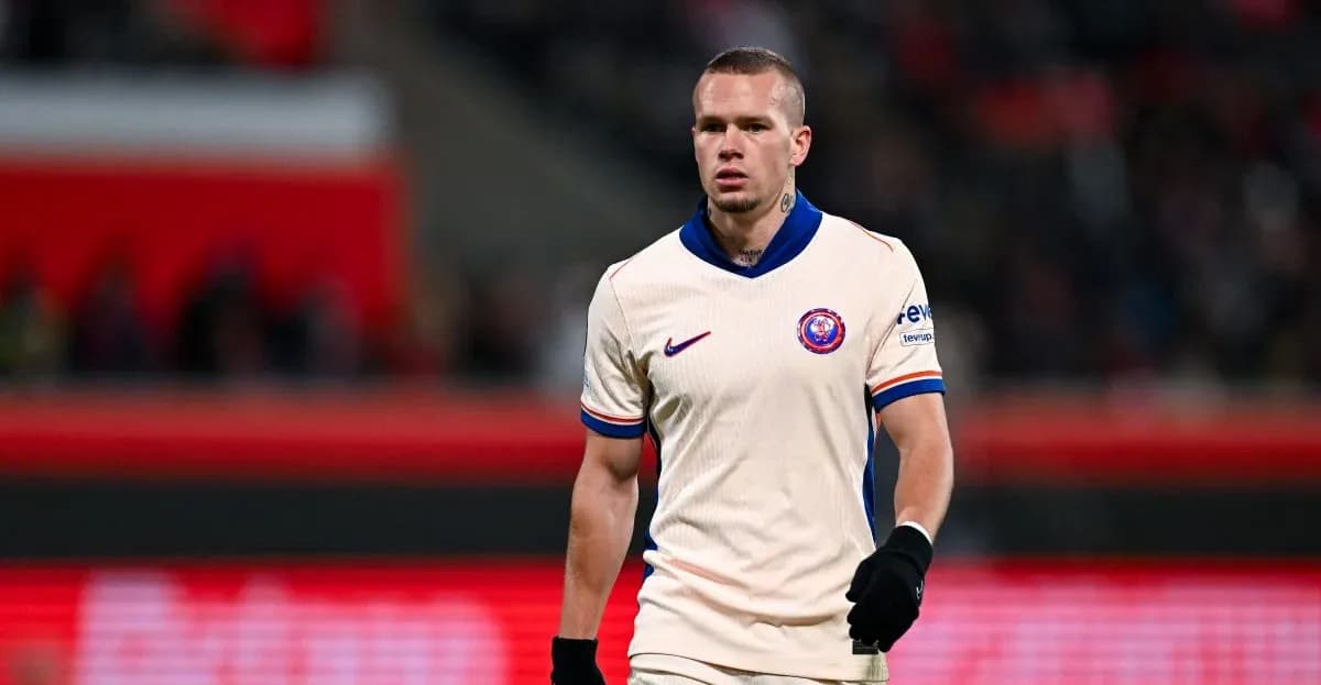 Futbolçu oyun zamanı meydanda yürüyür