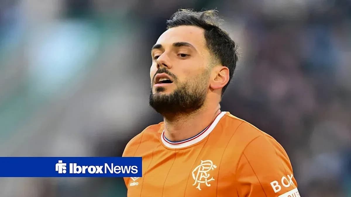 Futbolçu narıncı forma ilə oyun zamanı