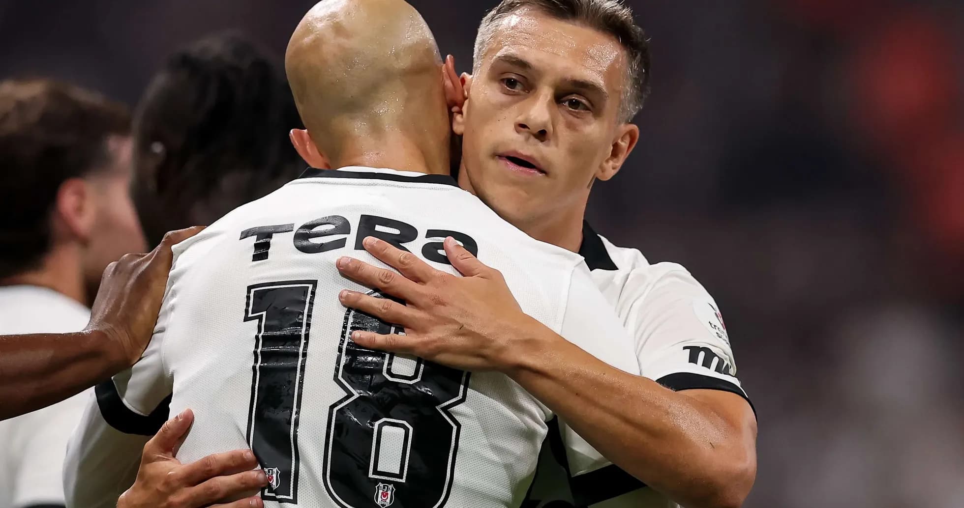 Beşiktaş oyunçuları bir-birini qucaqlayır