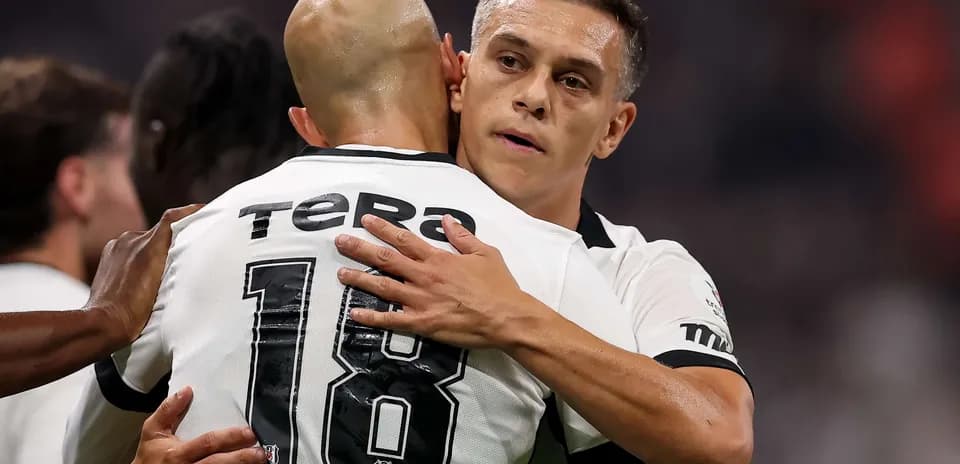 Beşiktaş oyunçuları bir-birini qucaqlayır