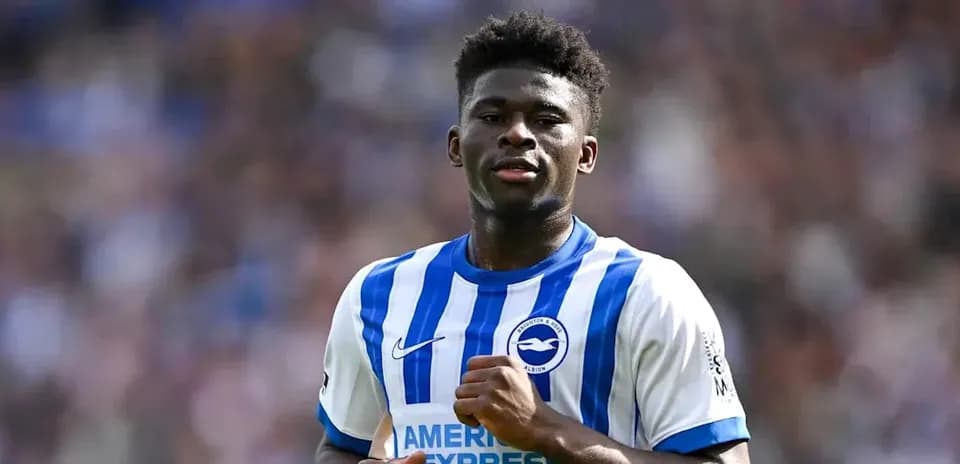 Futbolçu Brighton forması ilə meydanda