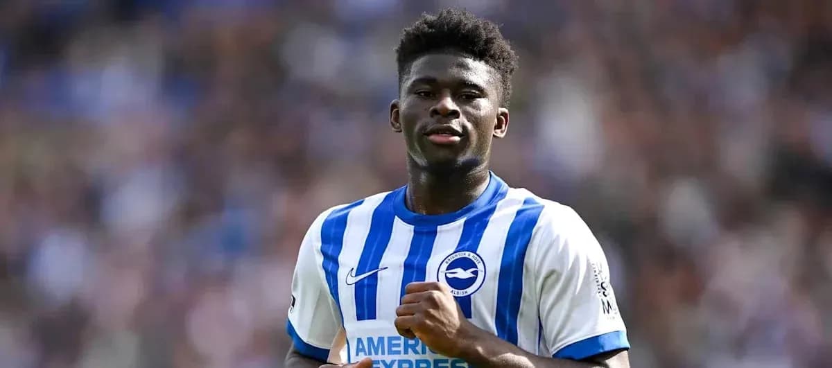 Futbolçu Brighton forması ilə meydanda