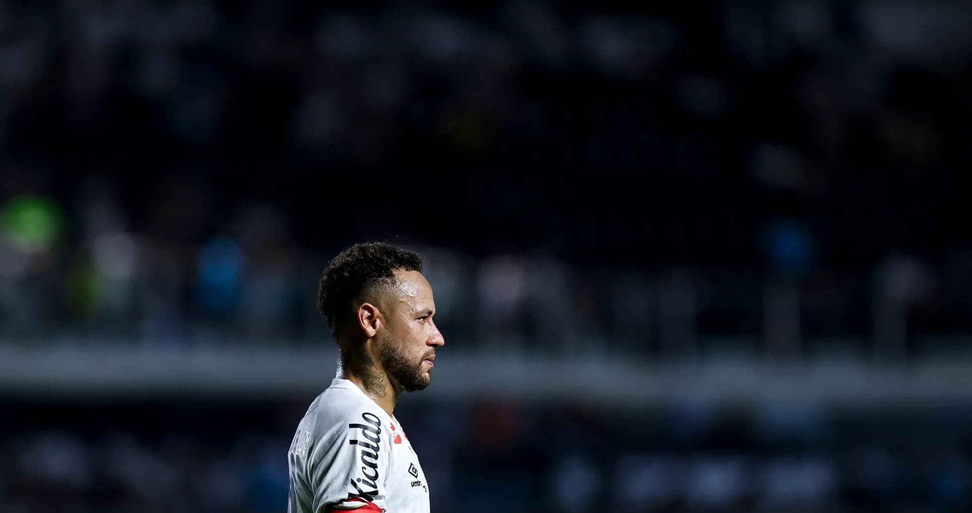 Futbolçu meydanda yan profile dayanmış vəziyyətdədir