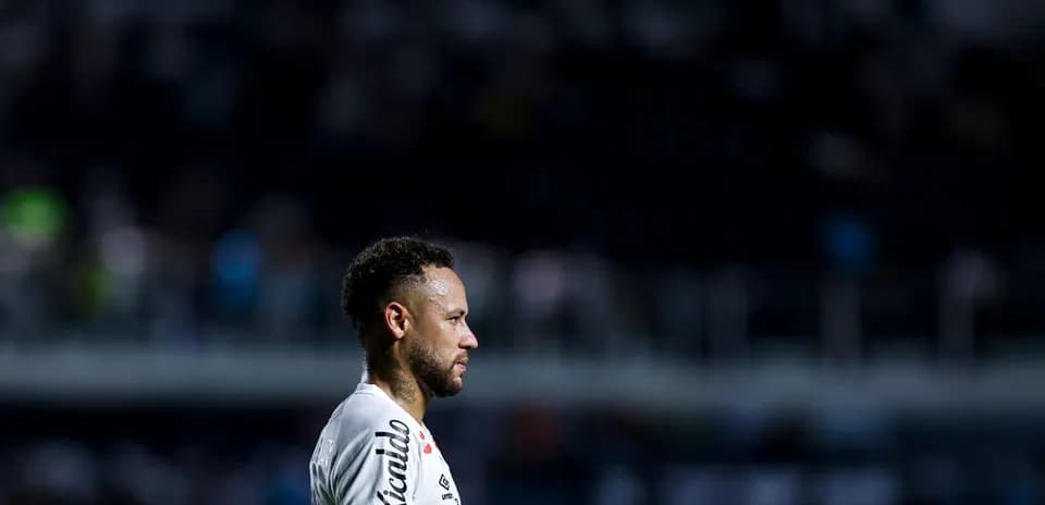 Futbolçu meydanda yan profile dayanmış vəziyyətdədir