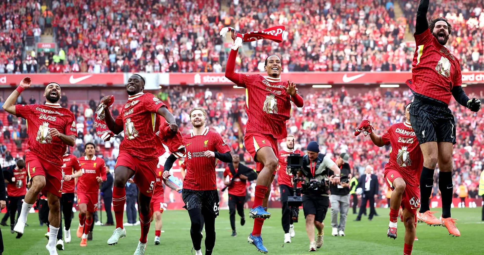 Liverpool futbolçuları sevinclə qeyd edir