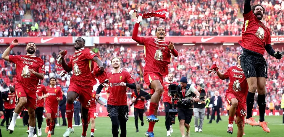 Liverpool futbolçuları sevinclə qeyd edir