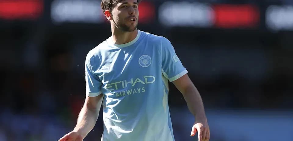 Futbolçu Manchester City formasında sahədə yürüyür