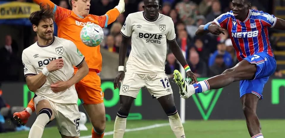Crystal Palace oyunçusu topu vurur