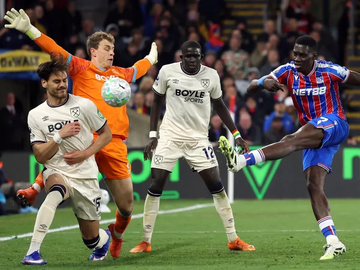 Crystal Palace oyunçusu topu vurur