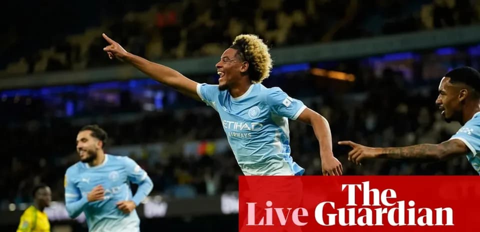 Futbolçu qol vurduqdan sonra sevinir