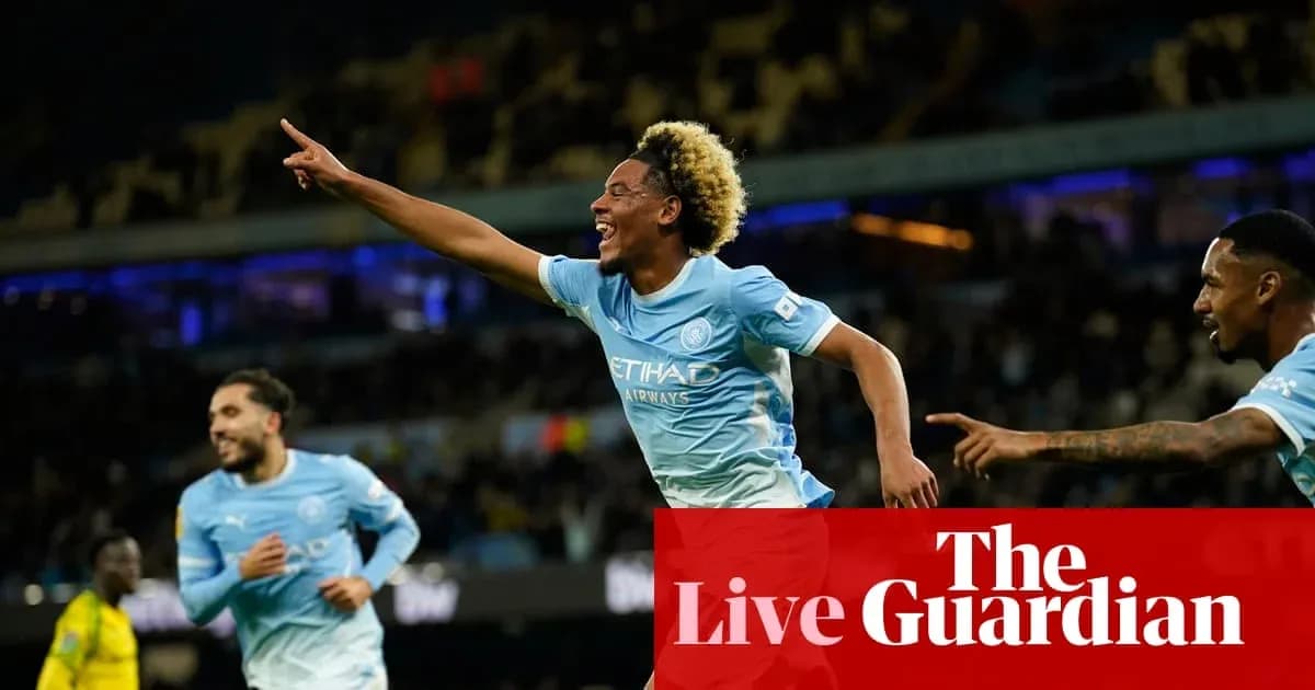 Futbolçu qol vurduqdan sonra sevinir