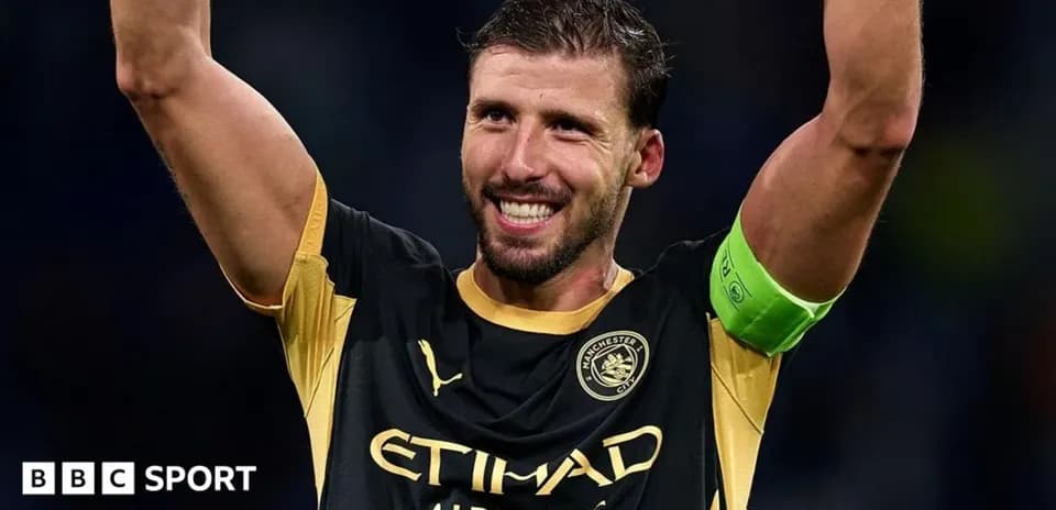 Futbolçu qolu qeyd edir, kapitanlıq sarğısı var