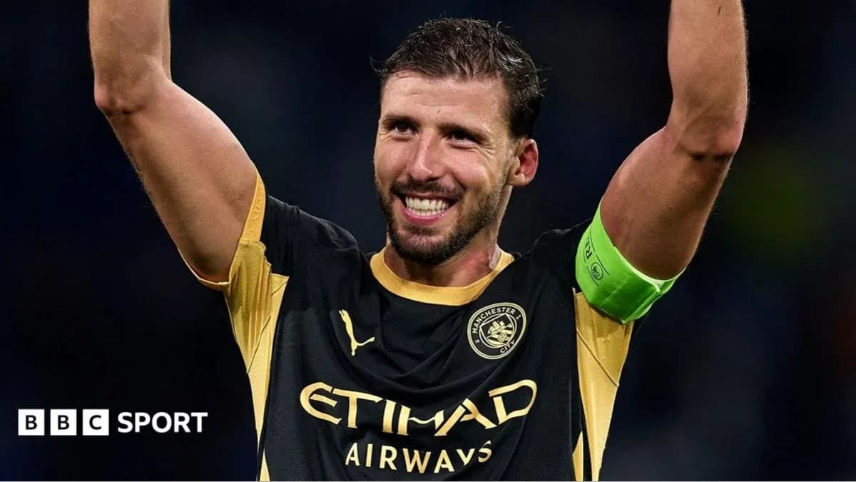 Futbolçu qolu qeyd edir, kapitanlıq sarğısı var