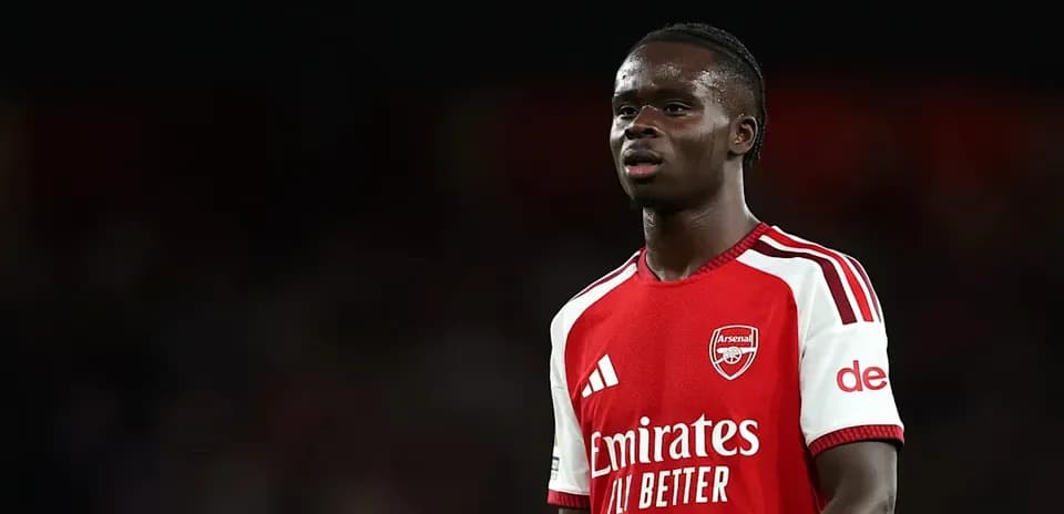 Futbolçu Arsenal forması ilə oyun zamanı