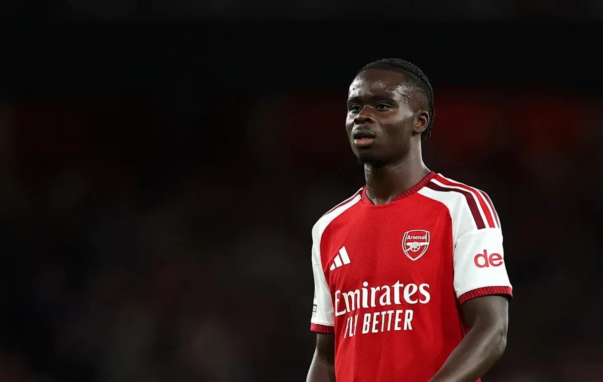 Futbolçu Arsenal forması ilə oyun zamanı