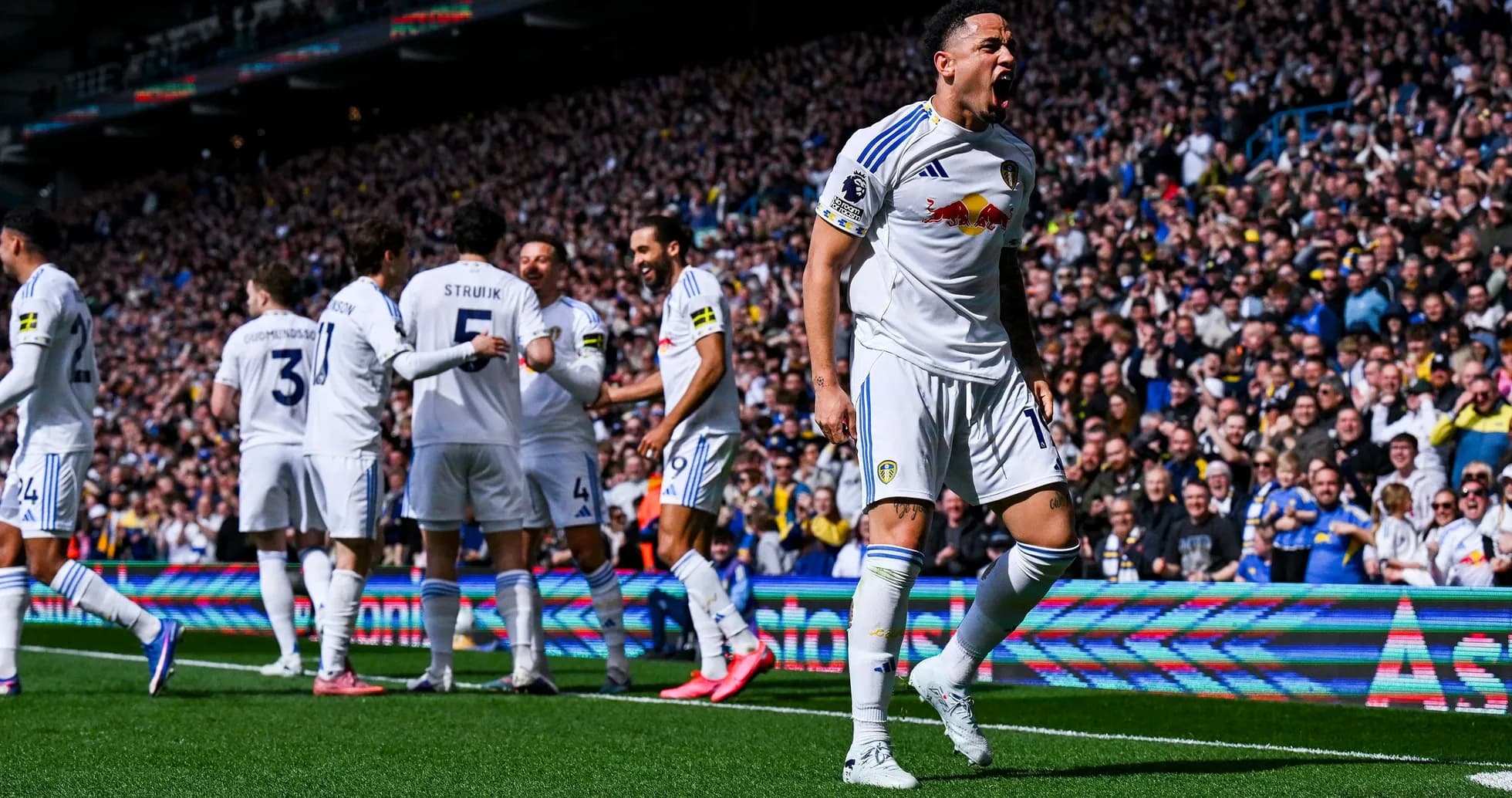Leeds futbolçusu qol sevinci yaşayır