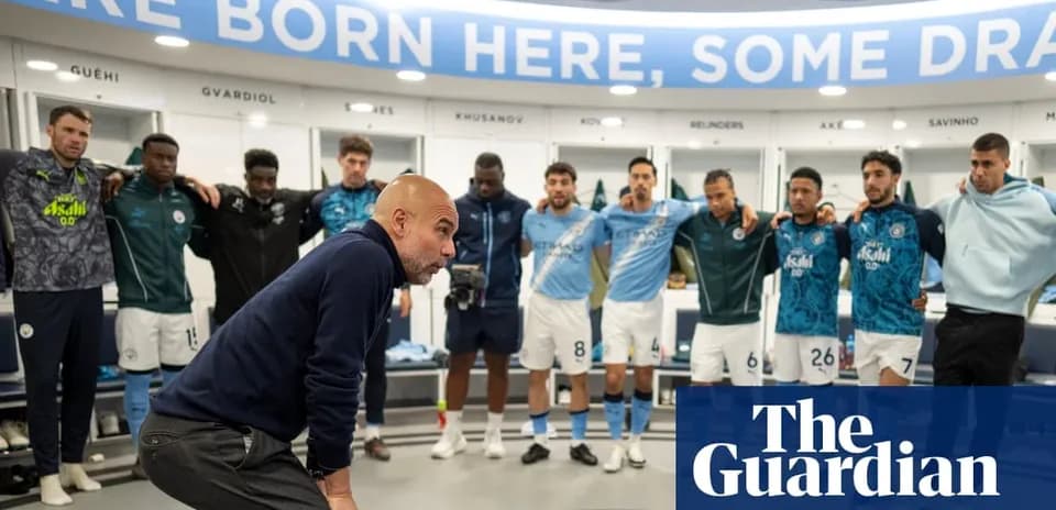 Futbol komandası geyim otağında məşqçi ilə toplaşmışdır