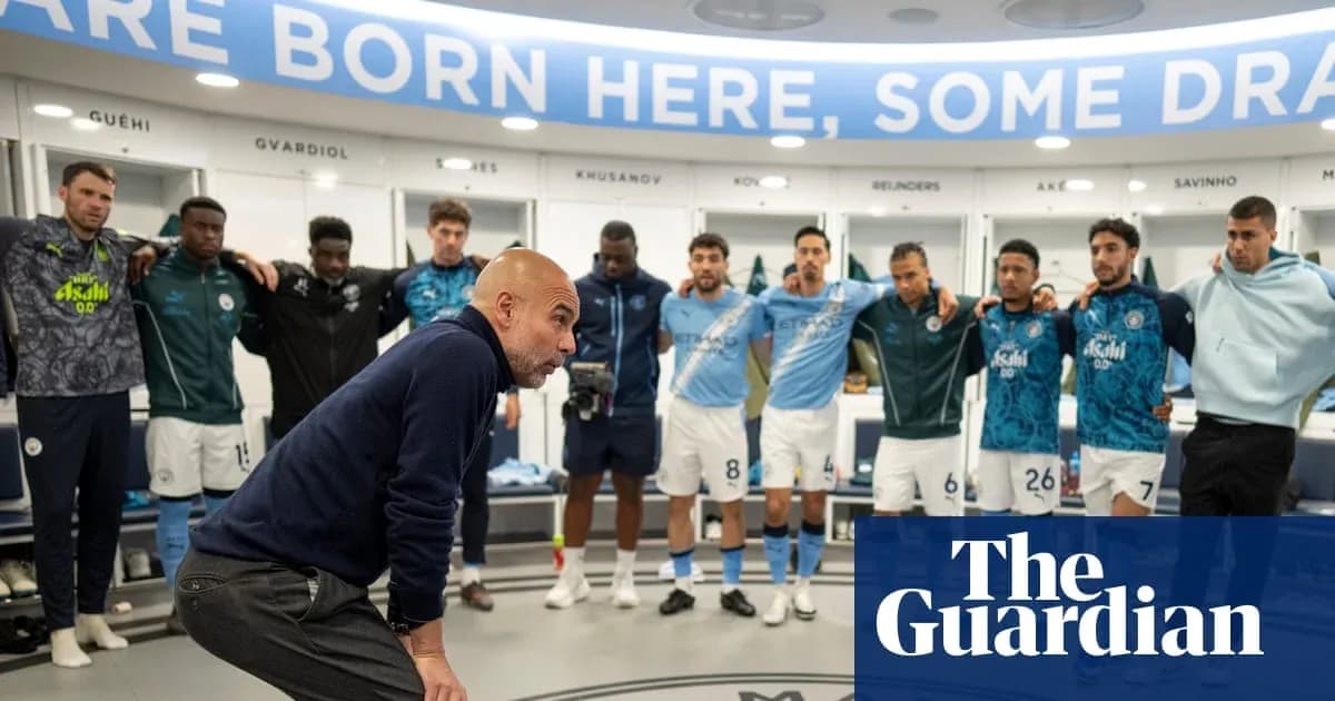 Futbol komandası geyim otağında məşqçi ilə toplaşmışdır