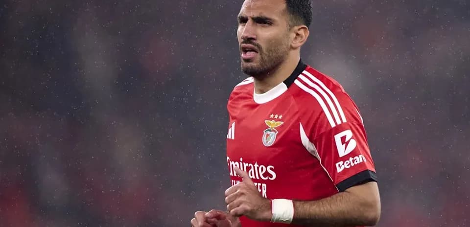 Futbolçu yağışda Benfica formasında meydanda