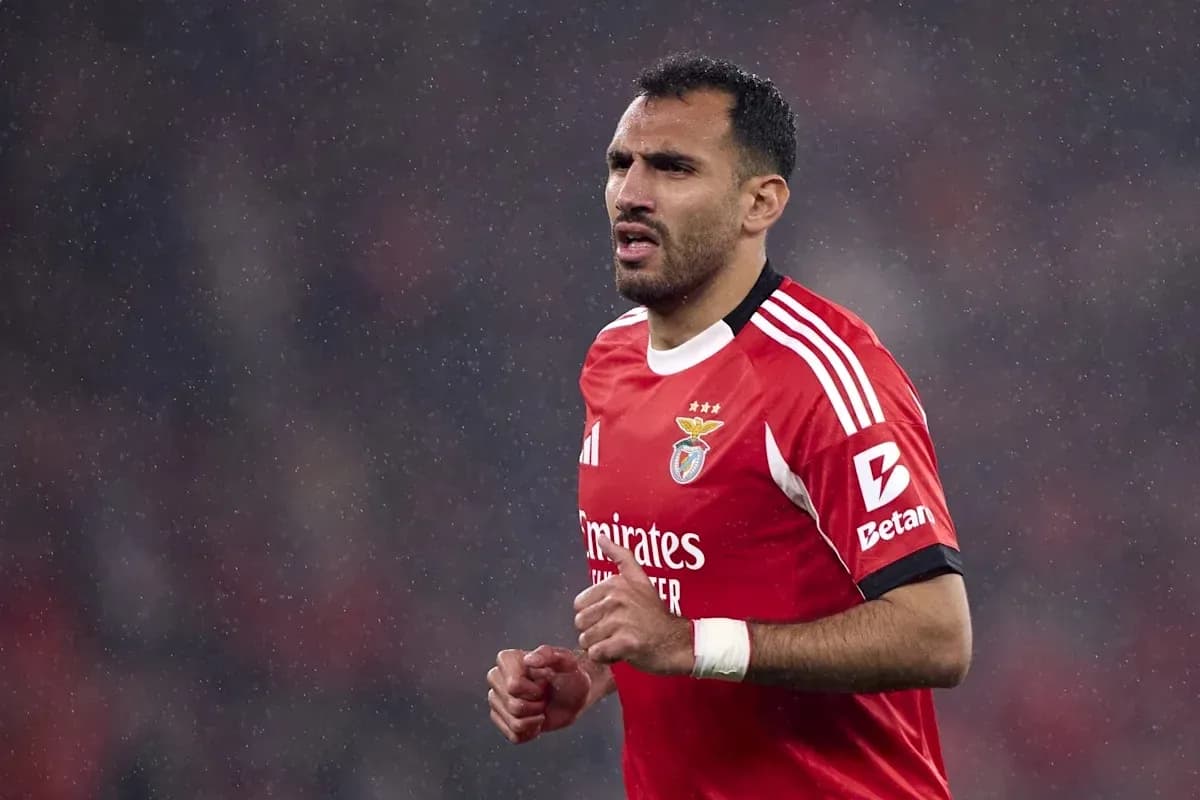 Futbolçu yağışda Benfica formasında meydanda