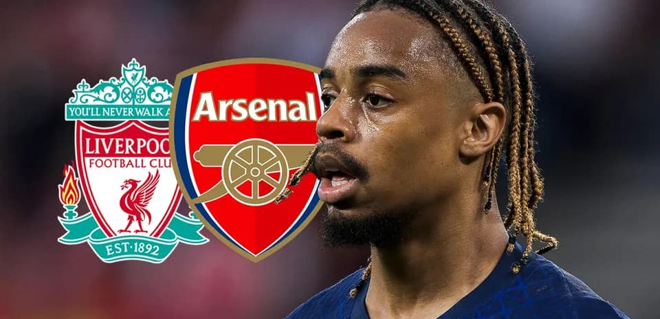 Futbolçu Arsenal və Liverpool emblemləri ilə