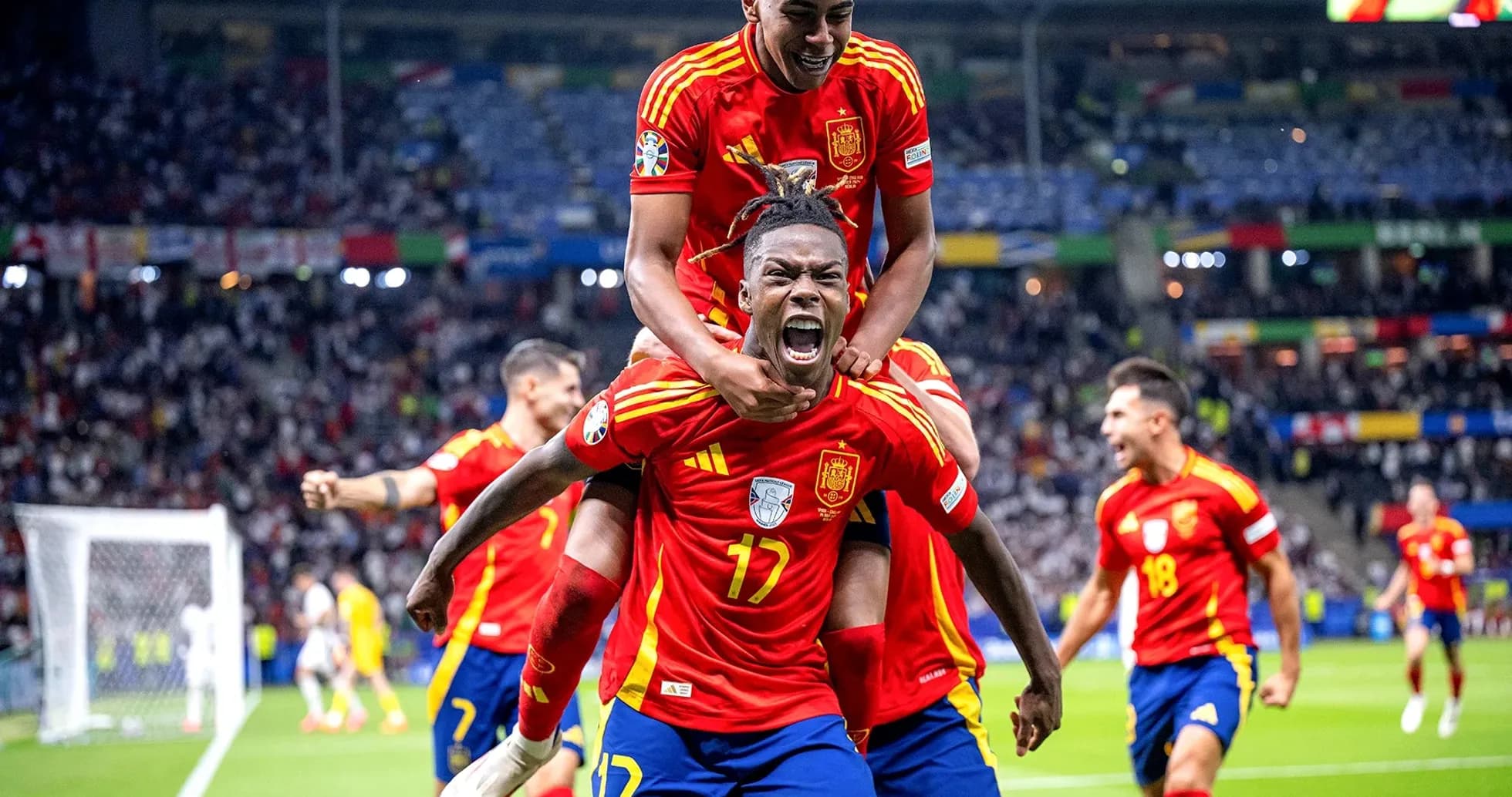 İspaniya futbolçuları sevinir
