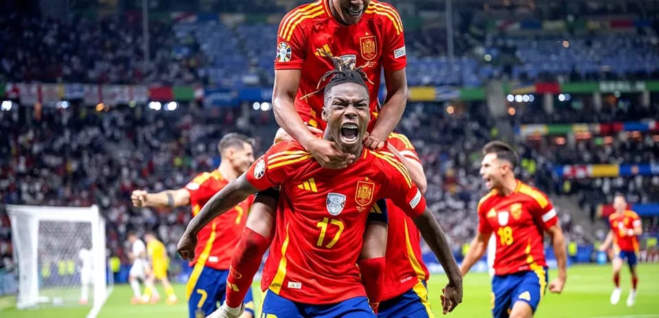 İspaniya futbolçuları sevinir