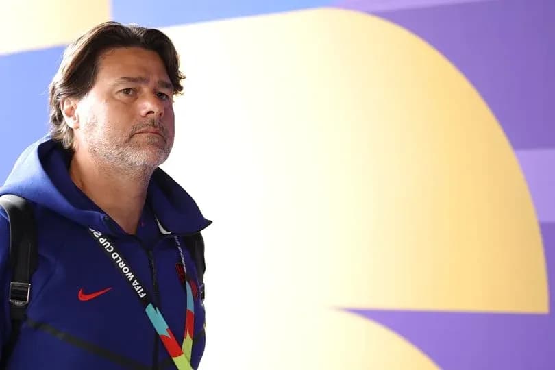 Məşqçi tədbirə daxil olur, arxa planda rəngli divar